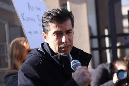 Повдигнаха обвинение за две престъпления на Кирил Петков