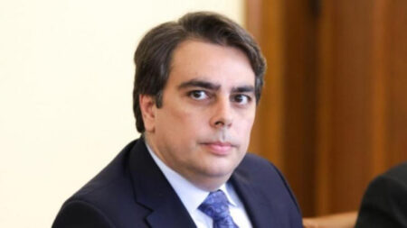 Явор Божанков: Асен Василев ни води към дъното