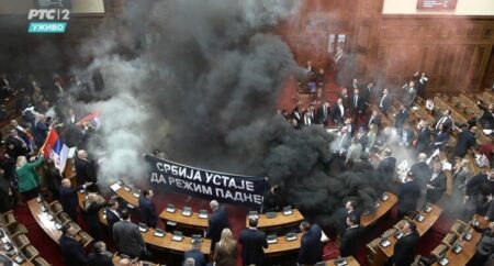 Бой в сръбския парламент: правителството хвърли оставка