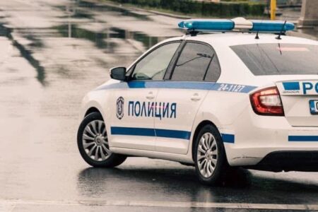 Двама полицаи пострадаха при преследване на автокрадец