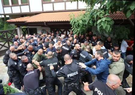 Полицията погна Ахмед Доган: Автомат Калашников и други оръжия откриха в сараите