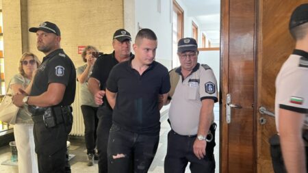 Съдът в Русе остави четиримата младежи в ареста за побоя над шефа на полицията