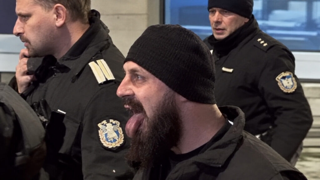 Петко Атанасчиков, известен като „плезещият полицай“, по време на протест в София